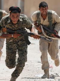 Bojovníci kurdských milicí pronikli do historického centra Rakky.