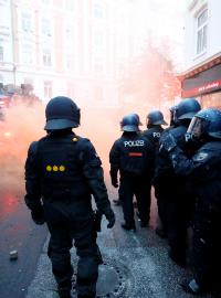 Policisté zasahují při protestech v německém Hamburku během summitu G20