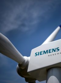 Model větrné turbíny s logem společnosti Siemens