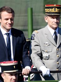 Francouzský prezident Emanuel Macron a šéf francouzské armády, generál Pierre de Villiers, na sváteční vojenské přehlídce (snímek ze 14. července 2017).