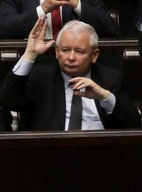 Schváleno - Právo a spravedlnost v Sejmu schválilo kritizovanou reformu nejvyššího soudu. Veprostřed předseda strany Jarosław Kaczyński, vpravo ministr vnitra Mariusz Błaszczak