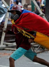 Demonstrant utíká před policií na protestech ve Venezuele proti prezidentovi.