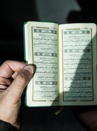 Muslimský poutník čte před odjezdem do Mekky v koránu (ilustrační snímek).