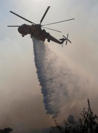Hasit požár pomáhá i vrtulník.