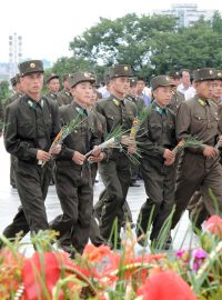 Severokorejci si před sochami Kim Ir-sena a Kim Čong-ila připomínají konec japonské nadvlády (nedatovaný snímek zveřejněný severokorejskou agenturou KCNA 15. srpna 2017).
