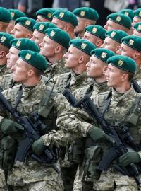 Vojáci ukrajinské armády při přehlídce v Kyjevě v srpnu 2017