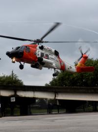 Helikoptéra pomáhá se záchrannými pracemi