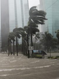 Hurikán Irma v neděli dorazil na Floridu. Zaplavené jsou ulice Miami i dalších měst.