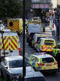Záchranáři, hasiči a policisté policisté na místě výbuchu u stanice metra Parsons Green v Londýně