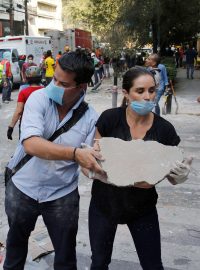 &quot;Tohle město bude potřebovat veškerou sílu dobrovolníků a dobrou vůli, kterých se mu může dostat.&quot; Obyvatelé Mexiko City pomáhají odstraňovat sutiny jedné z mnoha zřícených budov.