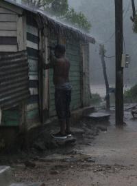 Muž chrání svůj dům před řáděním hurikánu Maria v Dominikánské republice.