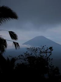 Sopka Mount Agung na ostrově Bali je znovu aktivní. Naposledy oblast zasáhla v 60. letech.
