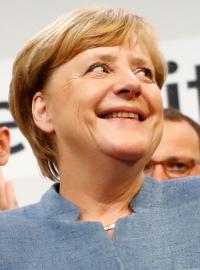 Angela Merkelová se může usmívat, vyhrála počtvrté za sebou německé volby, teď ji ale čekají jednání o nové koalici