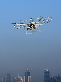 Záběr na letící dron, který by mohl sloužit jako taxi