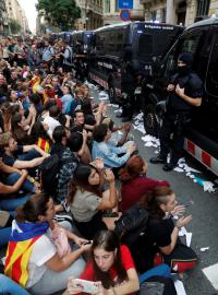 Tisíce lidí demonstrovaly v Barceloně i dalších katalánských městech svůj odpor k policejnímu násilí.