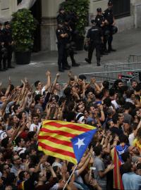 Katalánci v úterý vstoupili do celonárodní stávky. Protestují proti policejnímu zásahu během nedělního referenda o nezávislosti