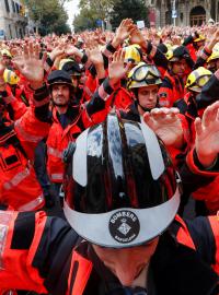 K demonstracím proti policejnímu násilí se v úterý připojili i katalánští hasiči