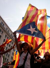 Demonstrantky v Barceloně s katalánskou vlajkou