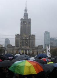 Rok po tzv. černém protestu proti úplnému zákazu potratů a jejich kriminalizaci se v desítkách měst znovu protestovalo