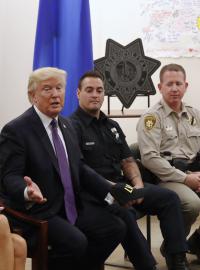 Prezident Donald Trump s manželkou Melanií při setkání s policisty v Las Vegas