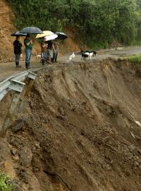 Tropická bouře Nate zabila v Nikaragui a Kostarice nejméně 22 lidí. Meteorologové očekávají, že zesílí na hurikán a v neděli zasáhne jih USA.