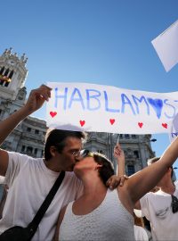 V katalánské metropoli Barceloně demonstranti volali po dialogu mezi oběma stranami, který by pomohl ukončit nejhorší politickou krizi v zemi v posledních desetiletích.