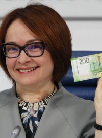 Hlava ruské centrální banky Elvira Nabuillinová představuje nové bankovky na čtvrteční tiskové konferenci.