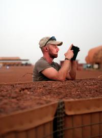 Francouzský voják hledí do svého smartphonu během operací v Mali
