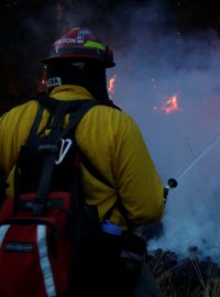 Nejhůře postižen je okres Sonoma, který registruje 20 obětí a nadále také asi 220 nezvěstných.