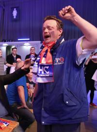 Podporovatelé strany FPÖ oslavují předběžné výsledky voleb