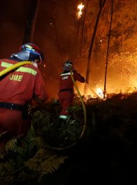 Firefighters from the Military Emergency Unit (UME) work to put out a forest fire near As Nieves
Hasiči bojují s lesní požárem poblíž As Nieves na severu Španělska
