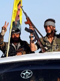 Vojáci arabsko-syrských milicí v Rakce