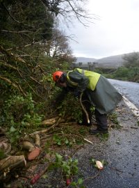 Irsko i Skotsko sčítají škody po řádění bouře Ophelia.