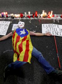 Proti vazbě dvou předáků protestovaly tisíce lidí se svíčkami v rukou nejen v Barceloně, ale i v Gironě a Tarragoně