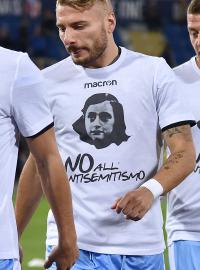 Fotbalisté Lazia Řím při přípravě před zápasem v tričku odsuzující antisemitistické výroky jejich fanoušků