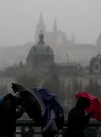 Počasí, déšť, vítr, obloha, Praha, Hradčany (Ilustrační foto)