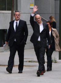 Sesazený katalánský ministr zahraničí Raul Romeva (mávající) přijel vypovídat do Madridu