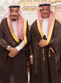 Panovník Saúdské Arábie král Salmán bin Abdulazíz al-Saúd pózuje na společném snímku s ministrem národní gardy a ministrem hospodářství.