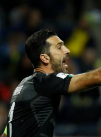 Gianluigi Buffon v úvodním barážovém zápase se Švédskem