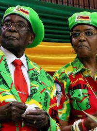 Mugabe s ženou Grace na archivním snímku.