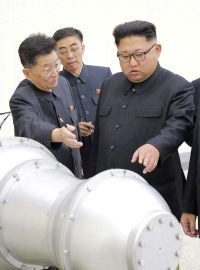Severokorejský vůdce Kim Čong-un při prohlídce jaderného programu (archivní foto).