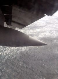 Záběr z vojenského letadla, které pátrá po zmizelé ponorce