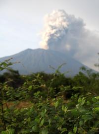 Soptící vulkán Agung na ostrově Bali
