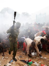 Při zvládání tisíců lidí, které na inauguraci Uhuru Kenyatty míří, použili policisté slzný plyn