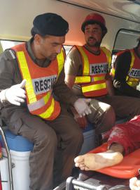Záchranáři ošetřují zraněné po útoku Talibanu v areálu zemědělské univerzity v pákistánském Péšávaru