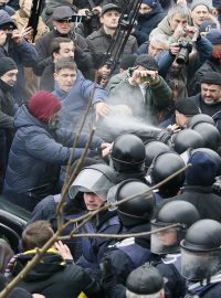 Ukrajinská policie používá slzný plyn proti protestujícím