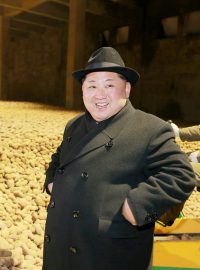 Kim Čong-unova inspekční návštěva v továrně na bramborovou moučku: nedatovaný snímek zveřejněný agenturou KCNA 6. prosince 2017.