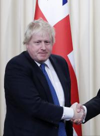 Britský ministr zahraničí Boris Johnson a ruský ministr zahraničí Sergej Lavrov.