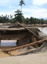 Přes 100 obětí si zatím vyžádala tropická bouře na jihu Filipín, která způsobila záplavy a sesuvy bahna.