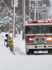 Americkou Pensylvánii zasáhl sníh a mrazy, na pomoc museli vyjet hasiči
